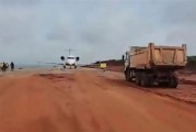 美国籍喷气飞机在泥土道路上起降 被尼日利亚扣押