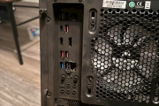 男子在家里遭雷劈：电脑路由器当场烧毁 墙壁被炸黑