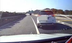 高速上随意变道停车害后方两车追尾：无接触司机也需负全责！