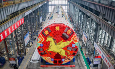 挖通长江！重约3800吨的国内超大直径盾构机“奋楫号”下线