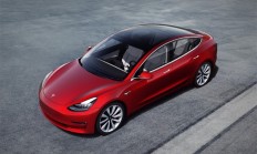 小米新SU7 逼急特斯拉：曾经的纯电神话 如今被小米按在地上摩擦