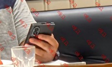 就餐时被拍！安卓第一阔折叠三星Galaxy Z Fold8真机被员工泄密：外观实锤