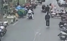 7岁男童突然冲出马路与电车相撞 交警认定：孩子全责