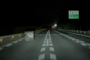 夜间高速上突现异形障碍物 华为乾崑智驾时速115km丝滑避让