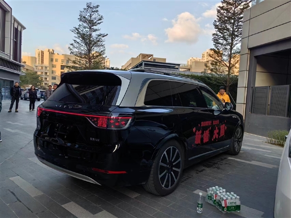 1000万以内最好的SUV！问界M9当婚车：尾灯大红双喜应景