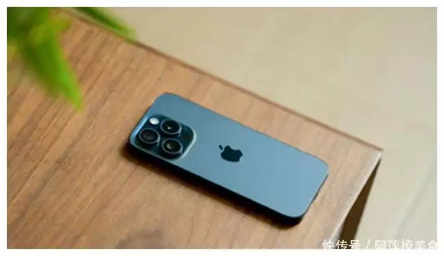 一点武德也不讲，iPhone 15 Pro跌破6400元，网友：又买早了他曾是一快递员，因长相帅气被杨幂发现，现成为名偶像明星 第1张