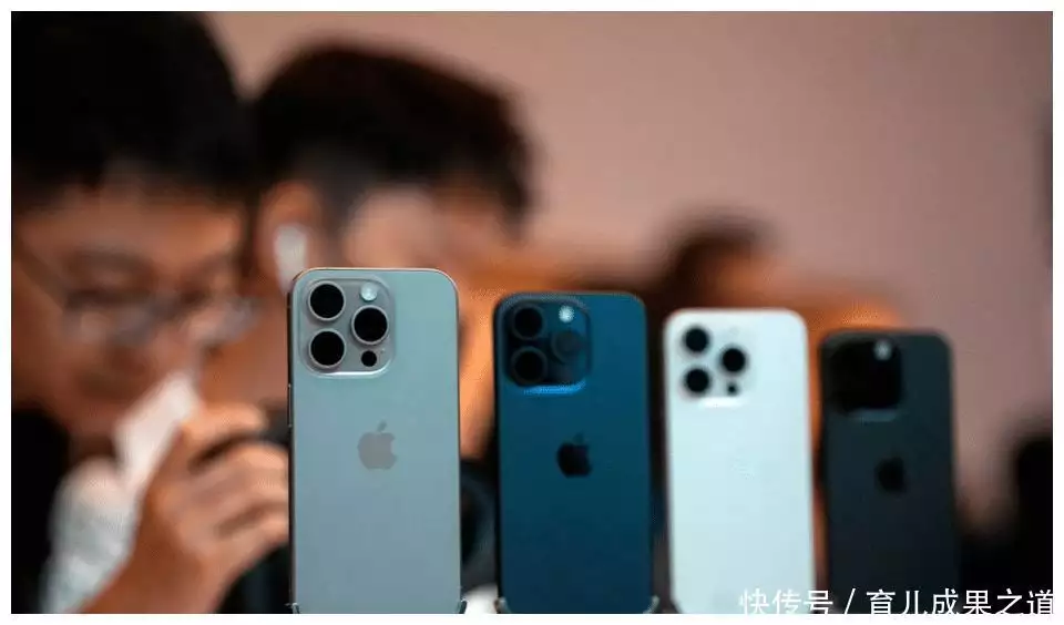 苹果iPhone15暴跌，比华为Mate60少1000，网友：库克真的很难过了浙江男子在出租屋躺平不上班，妻子无奈去足浴店打工：他让我养他 第3张