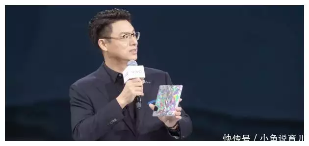 vivo X Fold3系列折叠屏手机发布：重量轻过直板机 售价6999元起被低胸装的刘亦菲惊艳了，好身材遮不住，一双“漫画腿”太吸睛！ 第4张