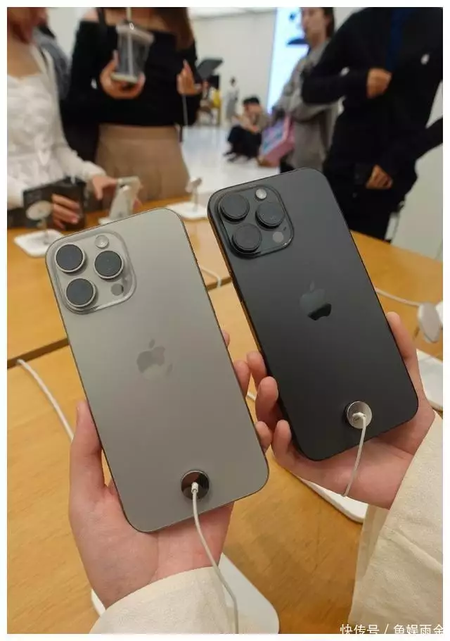 库克够狠！销量不好就降价，iPhone15又跌了，这套路能持续多久？59岁张曼玉暴增20斤大变身！老土奶奶衫穿出满满女人味，美到让人看不出年龄 第5张