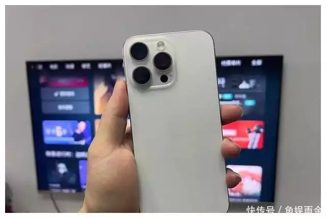 库克够狠！销量不好就降价，iPhone15又跌了，这套路能持续多久？59岁张曼玉暴增20斤大变身！老土奶奶衫穿出满满女人味，美到让人看不出年龄 第3张