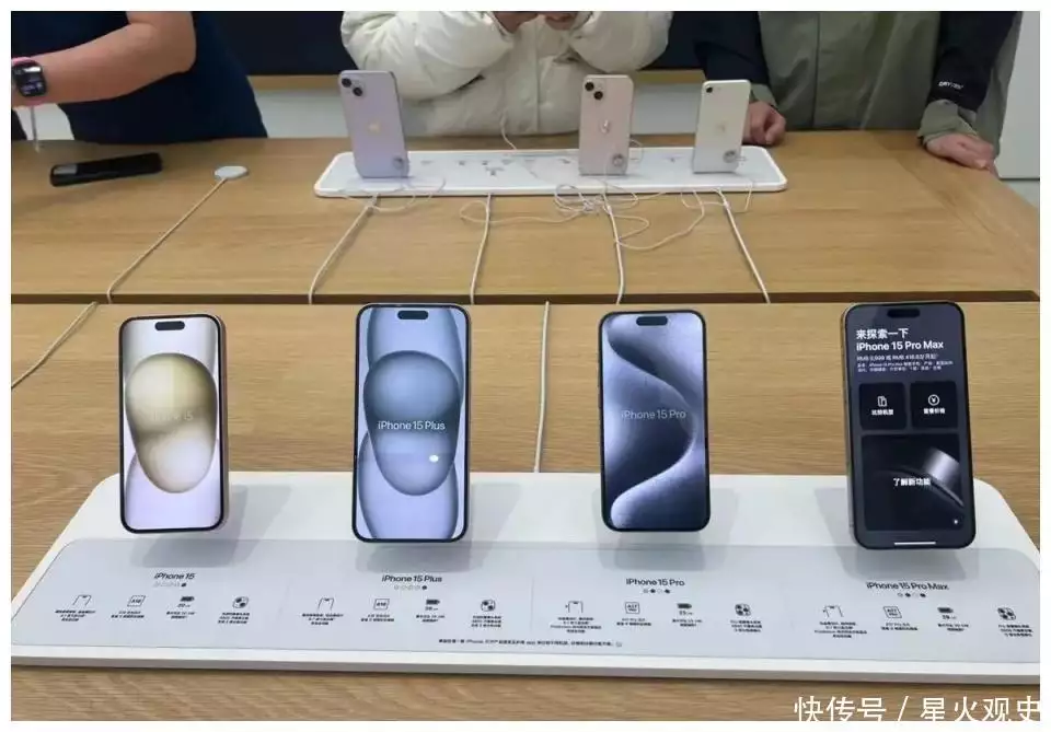 库克够狠！继续降价，iPhone15又跌了，苹果从此成为“跳水王”？三亚海滩网红扎堆直播，游客：大家都在岸上围观，感觉特别好玩 第4张