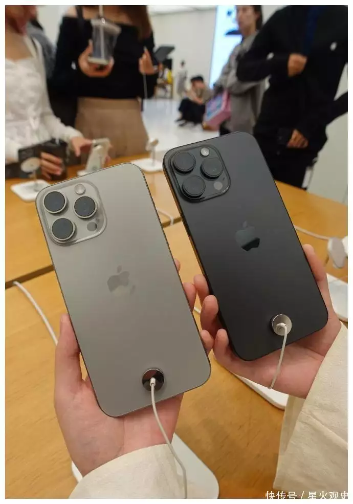 库克够狠！继续降价，iPhone15又跌了，苹果从此成为“跳水王”？三亚海滩网红扎堆直播，游客：大家都在岸上围观，感觉特别好玩 第5张