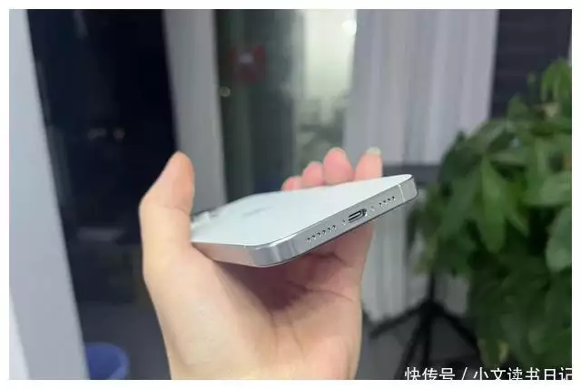 苹果15promax参数详细参数zol（iPhone 15 Pro Max降至谷底价，跌价1901元，售价更加亲民了66岁朱玲玲和40岁儿子霍启山同框，朱玲玲魅力四射，霍启山帅） 第5张