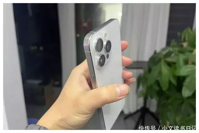 苹果15promax参数详细参数zol（iPhone 15 Pro Max降至谷底价，跌价1901元，售价更加亲民了66岁朱玲玲和40岁儿子霍启山同框，朱玲玲魅力四射，霍启山帅） 第6张