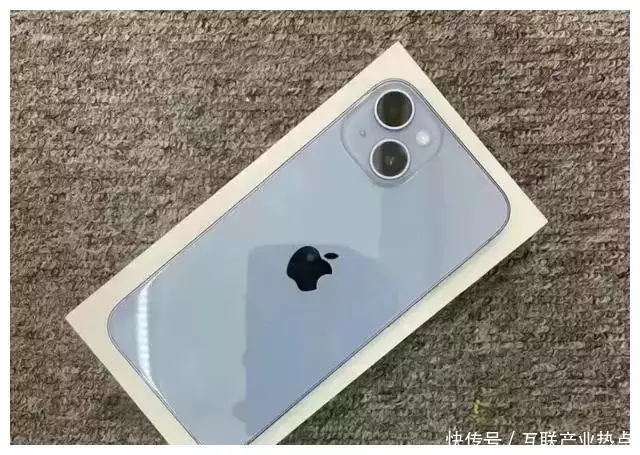 小米13定价多少（iPhone13跌至谷底价，仅3899元的“小米价”，是否还值得入手？老照片：这是70年代，朴槿惠和父亲，留下的一张合影） 第2张