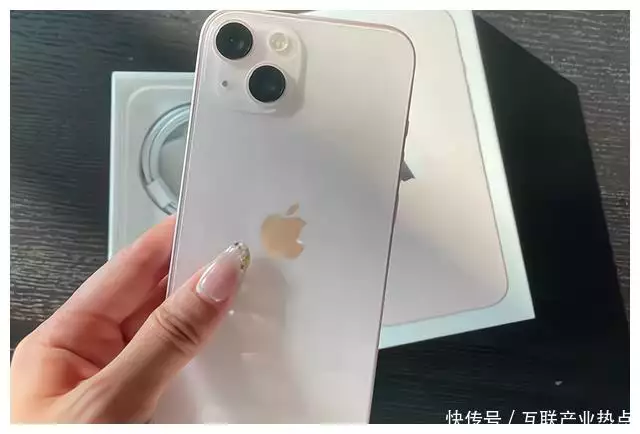 小米13定价多少（iPhone13跌至谷底价，仅3899元的“小米价”，是否还值得入手？老照片：这是70年代，朴槿惠和父亲，留下的一张合影） 第4张