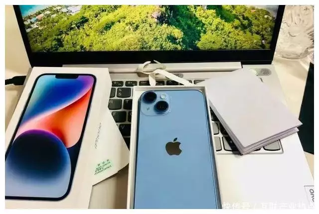 小米13定价多少（iPhone13跌至谷底价，仅3899元的“小米价”，是否还值得入手？老照片：这是70年代，朴槿惠和父亲，留下的一张合影） 第5张