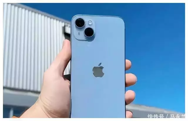 多款iphone降价（苹果手机全线降价，这4款iPhone值得“捡漏”，价格跌到了冰点!河南一羊驼被哈士奇带进沟里，气得疯狂吐口水：动物界的爱恨情仇） 第2张