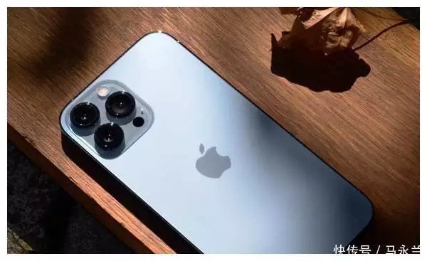 多款iphone降价（苹果手机全线降价，这4款iPhone值得“捡漏”，价格跌到了冰点!河南一羊驼被哈士奇带进沟里，气得疯狂吐口水：动物界的爱恨情仇） 第6张