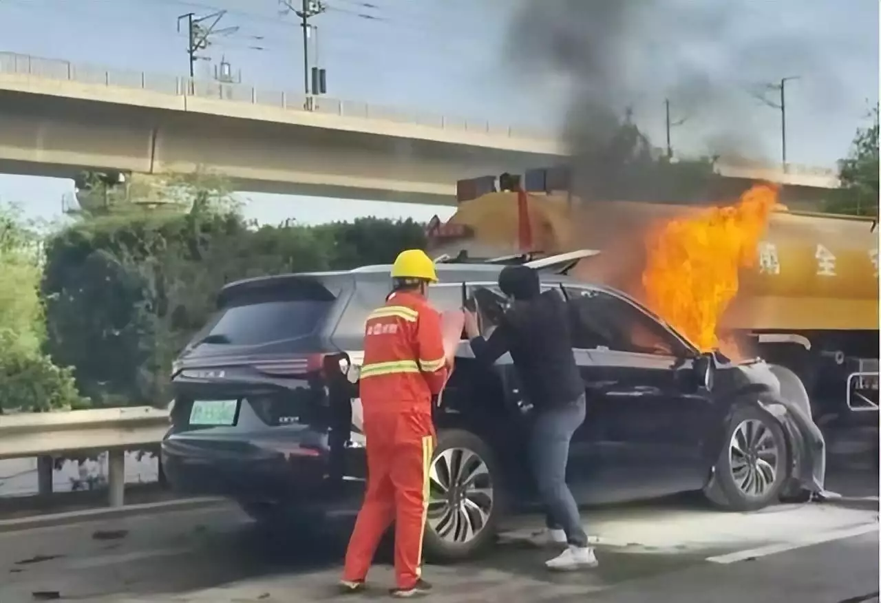 问界M5上市（问界回应M7高速上碰撞起火致3人遇难；iPhone16模型曝光丨邦早报井柏然：出生28天被弃，60岁奶奶捡废品养大他，爆红后父母来认亲） 第3张