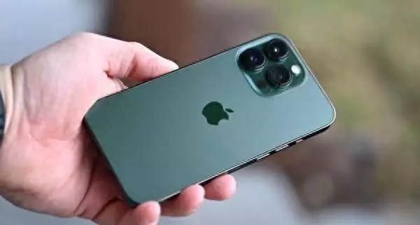 iphonese第一代什么时候上市的（曝iPhone 16系列将有新工艺新配色 绿色看起来很惊艳曾被千万人表白“我等你长大”，如今她27岁长成这样，网友：告辞了） 第1张