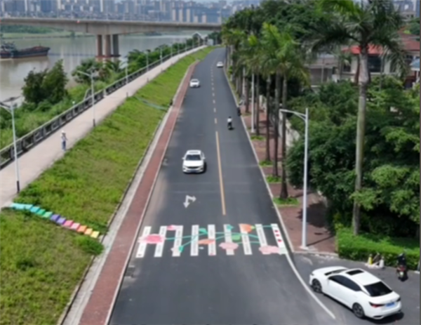 南宁街头惊现“花路”斑马线：存在安全隐患 已恢复原状 斑马线 第1张