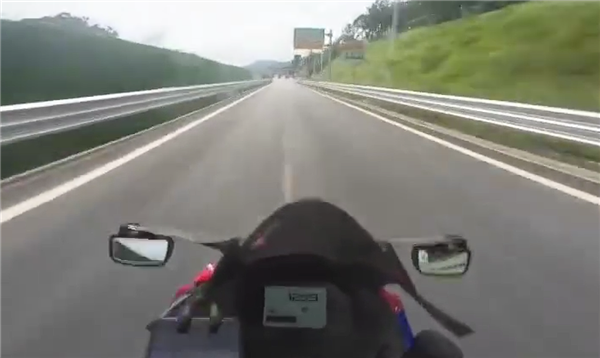 疯狂！骑手150km/h闯高速收费站：一己之力为禁摩做贡献 骑手 第1张