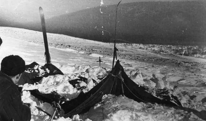 1959年，前苏联登山队离奇死亡,体内辐射严重超标,赤脚在雪地奔跑 前苏联登山队离奇死亡 第7张