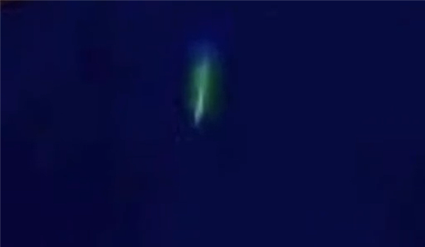 形状像根葱 天津上空出现神秘绿光疑是UFO：官方揭秘 天津上空出UFO 第1张