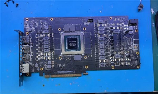 1500块买张RTX 4090：拆开一看GPU核心都是塑料造！ RTX 4090 GPU核心 第2张