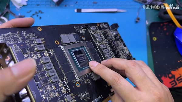 1500块买张RTX 4090：拆开一看GPU核心都是塑料造！ RTX 4090 GPU核心 第4张