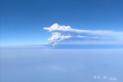 印尼3天内3座火山罕见接连喷发：8座机场被迫关闭
