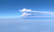 印尼3天内3座火山罕见接连喷发：8座机场被迫关闭