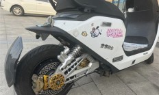 15小伙骑摩托车BUFF叠满了：无证无牌还改装 贴上“宝宝巴士”