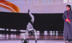 追觅机器人年会摔倒翻车 萧敬腾俯身去扶被撒贝宁调侃碰瓷