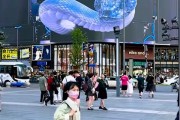 成都春熙路巨型3D蛇太逼真引争议：有网友不敢靠近