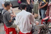 64岁吴镇宇街头录节目和接地气 身形消瘦无明星架子