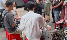 64岁吴镇宇街头录节目和接地气 身形消瘦无明星架子