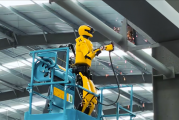 连干8小时不停歇！人形机器人完成全球首例人机协作高空焊接作业