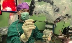 医生取出藏女子脑内7年活虫 边“聊天”边抓虫