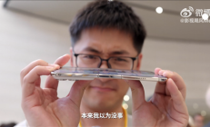 iPhone Duo可靠性翻车：影视飓风Tim在苹果总部掰一下就闪屏了