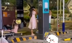 只拍摄不制止 多名儿童拿新能源闪充枪荡秋千！专家紧急提醒