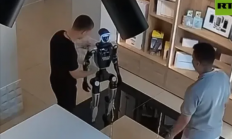 俄罗斯一机器人遭推搡后腾空飞踢顾客：已被送去重启