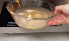 揭秘微波炉的无火魔法：水分子的狂舞与摩擦生热