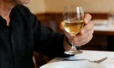 男子植入芯片后戒掉20年酒瘾：之前日饮3斤 现在索然无味