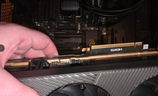 离谱！RTX 5090玩游戏五分钟后炸冒烟了
