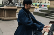 周杰伦街头弹琴却没人围观！路人没认出来