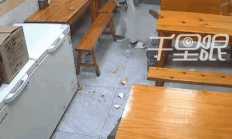 奇人！女子蹭完Wi-Fi借钱被拒掀翻店家桌子：连了你家Wi-Fi就得对我负责