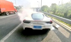 北京一法拉利行驶中突然“砰砰”两声 冒出白烟