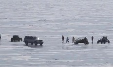 巡逻车劝离 黑车揽客：贝加尔湖上失控的“小刚炮”